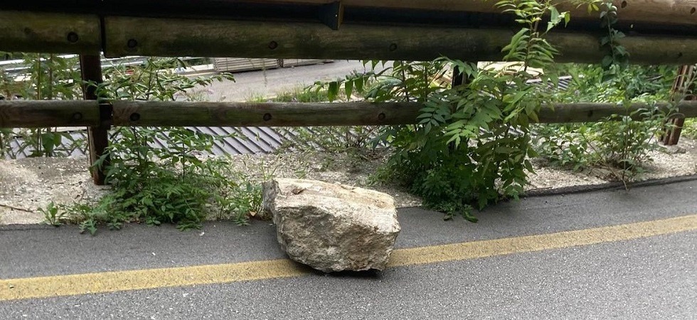Un grosso masso cade sulla strada: chiusa temporaneamente la bretella dei Crozi